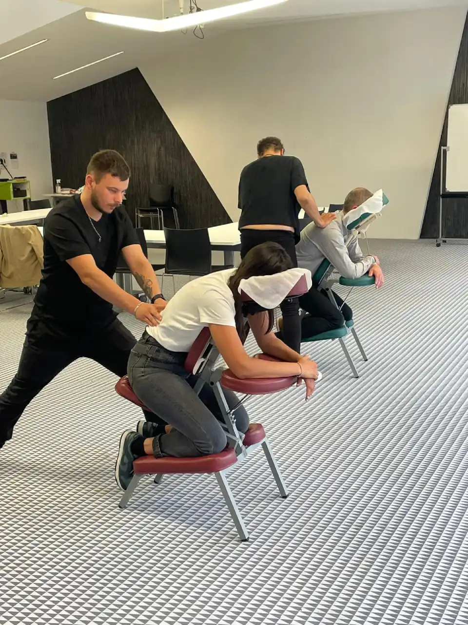 Massage Amma Assis en entreprise à Rezé par Relaxomax